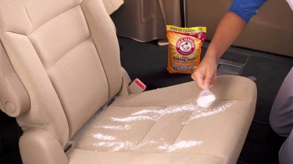 Comment nettoyer les sièges de voiture avec du bicarbonate de soude