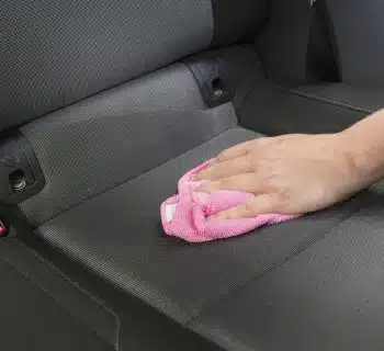 Comment nettoyer les sièges de voiture avec du bicarbonate de soude