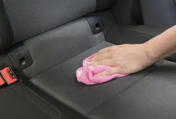 Comment nettoyer les sièges de voiture avec du bicarbonate de soude